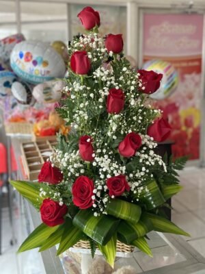 Arreglo de 12 rosas rojas en canasta