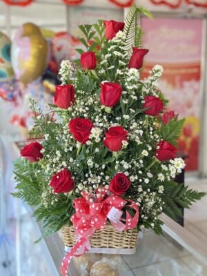 arreglo en canasta 12 rosas rojas