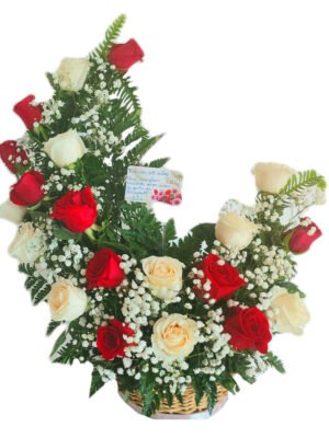 Arreglo de 24 rosas rojas y blancas en media luna