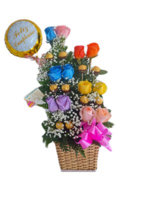 Arreglo de 12 rosas variadas, chocolates y globo