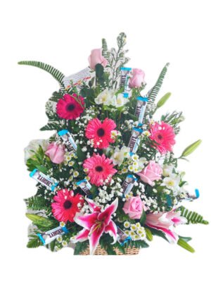 Arreglo de 12 flores rosadas variadas con chocolates y globo de nacimiento